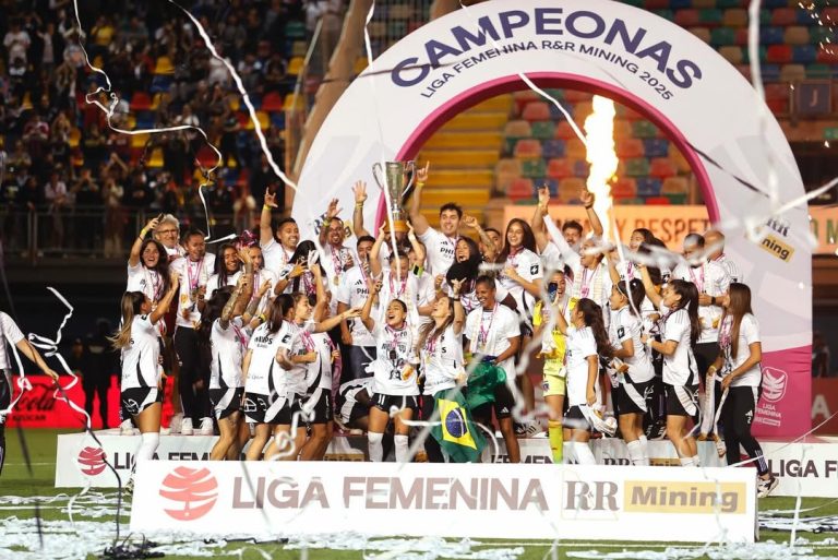 📸 ¡LAS POSTALES DE LAS CAMPEONAS! ⚪️⚫️📲 Revive los mejores momentos de @colocolofemenino levan